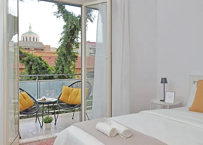 Apartment Carmens Flat By Domusdimore